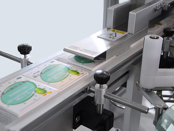 S818纸盒单角封口智能贴标机