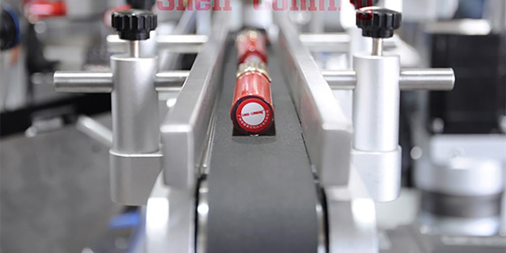 苏州萤特丽口红底部贴标机解决方案