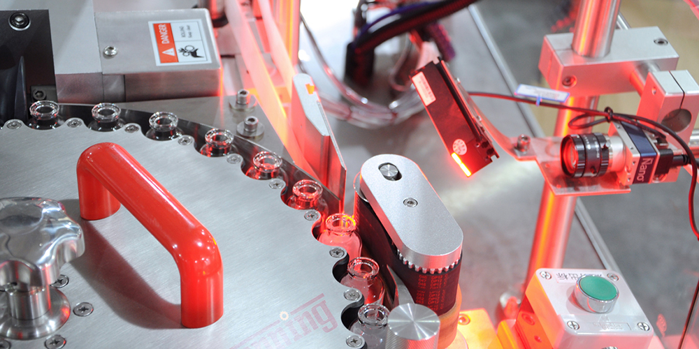 苏州萤特丽口红底部贴标机解决方案